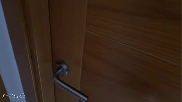 Karısı evdeyken risk aldı onun dövmeli arkadaşıyla banyoda seks yaptı